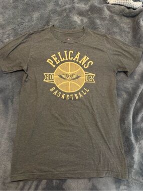 Pelicans Basketball Graphic T-Shirt - Gray with Gold Print